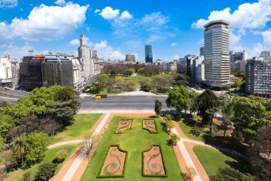 Buenos Aires 'in panoramik manzarası Saat Kulesi' nden finans merkezi ve Retiro bölgesi üzerinden yükselişte..