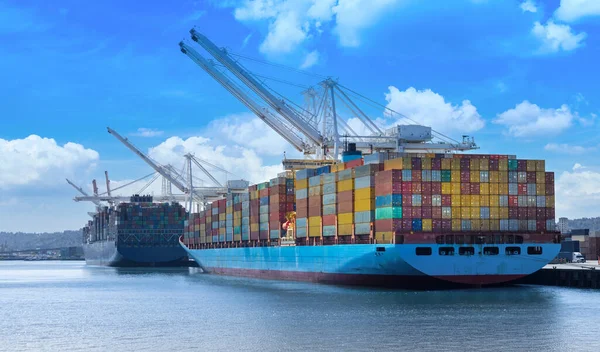 Uluslararası konteynır kargo ve nakliye gemileri Seattle limanına yanaştı..