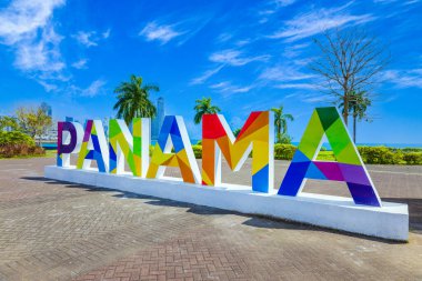 Panama 'daki Panama Şehir Mektupları Casco Viejo tarihi merkezi yakınlarındaki Malecon denizinde geziniyor..