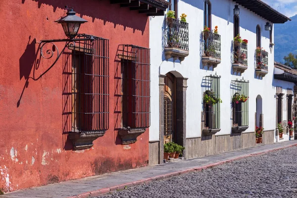危地马拉 历史上著名城市中心的多姿多彩的殖民地安提瓜街道 — 图库照片
