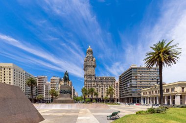 Uruguay, Montevideo Bağımsızlık Meydanı tarihi şehir merkezinde, ünlü bir turizm merkezi..