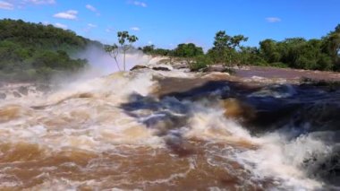 Arjantin, Iguazu Ulusal Şelale Parkı manzaralarının popüler turizm beldesi.