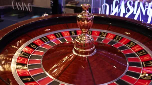 Mesa Ruleta Casino Esperando Turista Para Gastar Dinero — Vídeos de Stock