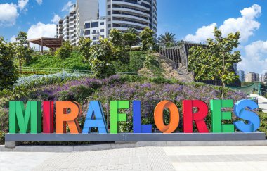 Peru, Lima, okyanus manzarası ve Miraflores Malecon alışveriş merkezleri ve restoranlarla dolanıyor..