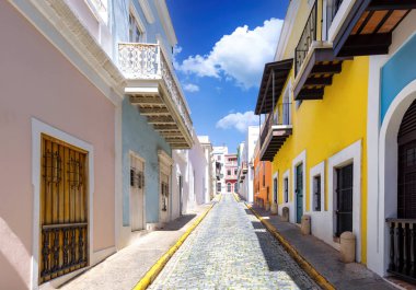 Tarihi şehir merkezinde Porto Riko renkli koloni mimarisi.