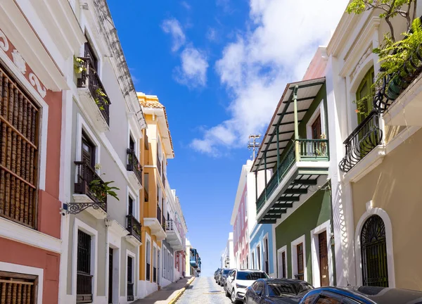 历史市中心的波多黎各五彩斑斓的殖民建筑 — 图库照片