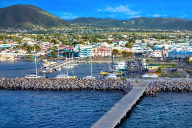 Saint Kitts ve Nevis Basseterre Karayip tatilindeki yolcu gemisinden manzaralı panoramik kıyı şeridi.