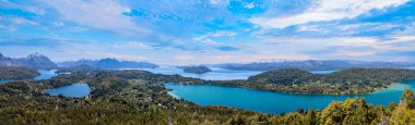 Arjantin, Patagonya, Cerro Campanario 'dan Victoria Adası ve And Dağlarının manzaralı manzaraları.
