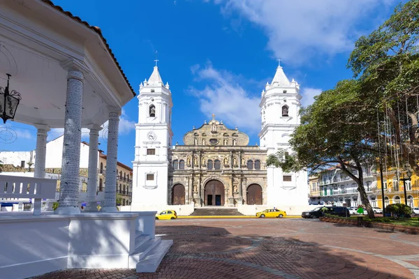 Panama, Panama Şehri tarihi merkezi Casco Viejo Metropolitan Katedrali Santa Maria Bazilikası.