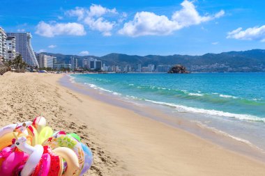 Meksika, Acapulco tatil köyü plajları ve Zona Dorada Golden Beach bölgesi yakınlarındaki manzaralı okyanus manzaraları..