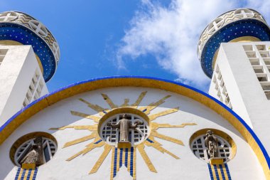 Meksika, tarihi şehir merkezinde Acapulco caddelerinin manzaralı renkli koloni mimarisi.