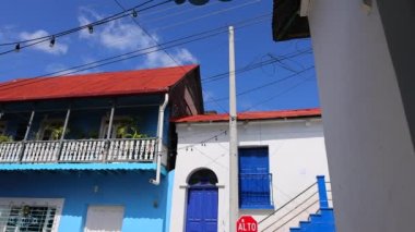 Flores, Guatemala 'nın tarihi merkezinin renkli koloni mimarisi. Yüksek kalite 4k görüntü