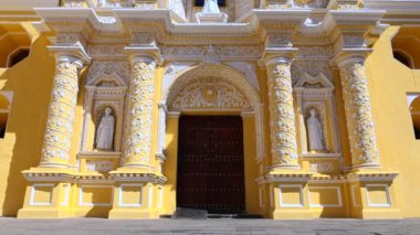 Guatemala, Antigua La Merced Kilisesi tarihi şehir merkezi Barrio Historico 'da. Yüksek kalite 4k görüntü