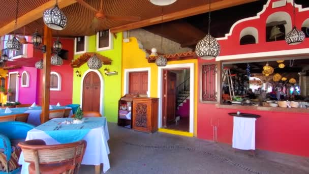 プエルトバジャルタ プラヤデロスムエルトスとマレコンの近くの風光明媚な海のビーチを見下ろすロマンチックなレストラン 高品質4K映像 — ストック動画