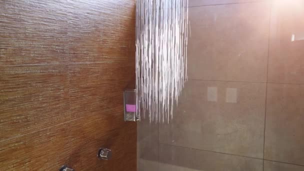 Wasser Fließt Einer Modernen Dusche Einer Luxuswohnung Entspannter Atmosphäre Hochwertiges — Stockvideo