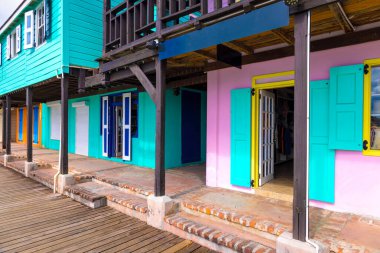 Antigua ve Barbuda 'daki Saint Johns' da Redcliffe Quay 'in eski tarihi caddeleri.