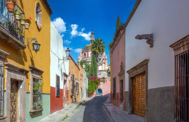 Meksika, San Miguel de Allende 'nin tarihi şehir merkezinde renkli binalar ve sokaklar.