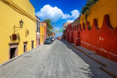 Meksika, San Miguel de Allende 'nin tarihi şehir merkezinde renkli binalar ve sokaklar.