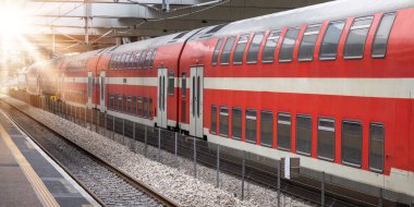 Tel Aviv 'den kalkan yolcu trenleri Ha Shalom tren istasyonundan İsrail' deki farklı noktalara gidiyor..