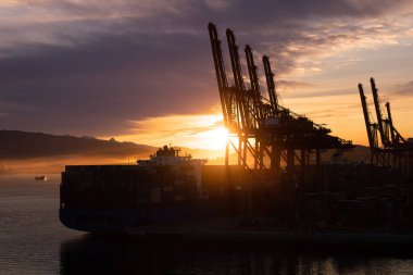 Vancouver uluslararası sanayi limanının panoramik ufuk çizgisi görünümü nakliye ve sevkiyat rıhtımı.