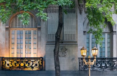 Butik, sanat galerileri ve kültür hayatıyla tanınan Buenos Aires İlçe Emeklisi..