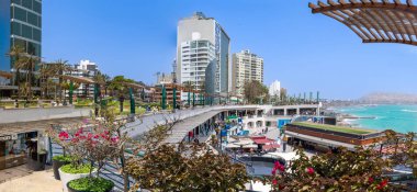 Lima, Peru, 28 Haziran 2023: Lima, okyanus manzaralı Larcomar ve Miraflores Malecon alışveriş merkezleri ve restoranlarla geziniyor