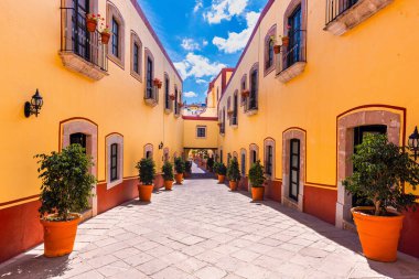 Zacatecas, Meksika, merkez katedralin yakınlarındaki tarihi merkezde renkli eski şehir sokakları.