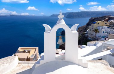 Yunanistan ve Yunan Adaları seyahati ve manzaralı panoramik deniz manzarası Oia 'nın en tepesinden.