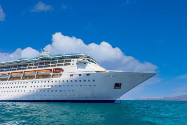 Yunanistan Adaları ve yolcu gemisi Akdeniz 'de bir gemi gezisi için Santorini adasının yakınına yanaştı.