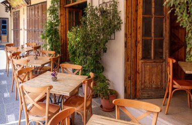 Yunanistan, Rodos adası Rodos 'un renkli sokaklarında tarihi kent merkezinde seyahat ediyor.