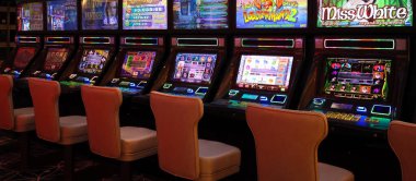 Las Vegas, Nevada, ABD, 10 Şubat 2023: Kumarbazların ve turistlerin para harcamasını bekleyen kumarhane kumar makineleri.
