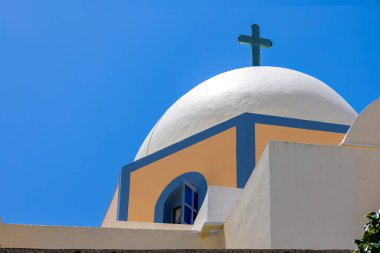 Yunanistan Adaları ve Fira köyünden Santorini adasının manzaralı panoramik deniz manzarası.