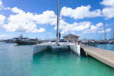 Saint Martin, Marigot Limanı Louis Limanı Yatı ve su sporları aktivitesi.