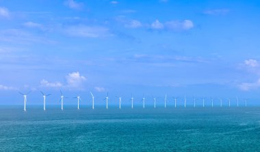 Yenilenebilir enerji rüzgar santrali ve Kopenhag yakınlarındaki Danimarka kıyısı boyunca rüzgar türbinleri.