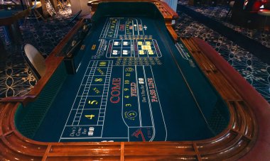 Las Vegas, Nevada, ABD, 10 Şubat 2023: Kumarhane kumar masası kumarbazların ve turistlerin para harcamasını bekliyor.