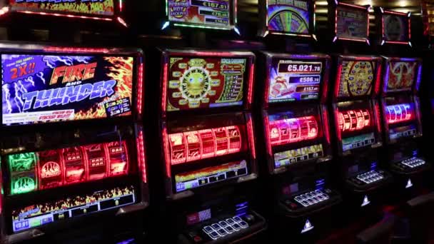 도박꾼들 관광객들 쓰기를 기다리는 슬롯머신 카지노 — 비디오