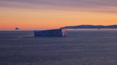 Ilulissat Disko Körfezi yakınlarındaki Arktik dairesindeki Grönland sahilindeki gemi tatilinde görülen buzdağı.