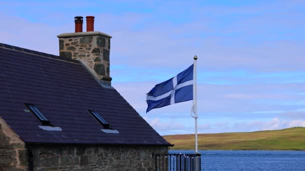 シェトランド フラッグは イギリスのスコットランドのレイウィックのダウンタウンと港の典型的な中世の家に手を振ります 高品質の4K映像 — ストック動画