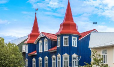 İzlanda Akureyri kasabası, Godafoss şelalesi turuna başlama noktası, Myvatn Gölü ve balina izleme.