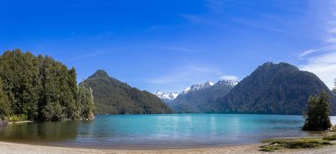 Arjantin, Patagonya, Nahuel Huapi Milli Parkı 'ndaki Mascardi Gölü manzarası.