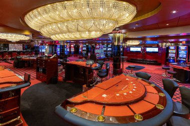 Las Vegas, Nevada, ABD, 10 Mart 2023: Kumar ve kumar makineleri kumarbazların ve turistlerin para harcamasını bekliyor