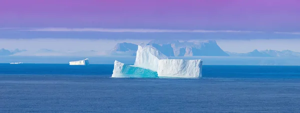 在Ilulissat Disko湾附近北极圈格陵兰岛海岸附近的游轮度假中看到的冰山 — 图库照片
