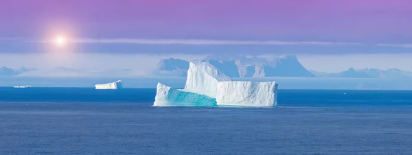 Айсберг Видно Круїзного Судна Відпочинок Біля Узбережжя Гренландії Арктичному Колі — стокове фото