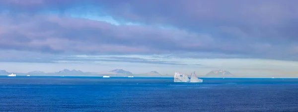 Айсберг Видно Круїзного Судна Відпочинок Біля Узбережжя Гренландії Арктичному Колі — стокове фото
