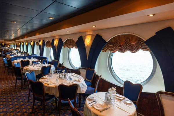 Akşam Yemeklerine Eğlence Etkinliklerine Sahipliği Yapan Bir Yolcu Gemisinde Lüks — Stok fotoğraf