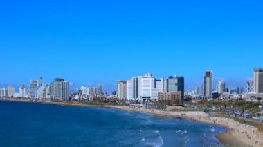 İsrail sahili Tel Aviv kıyı şeridi Eski Jaffa limanı yakınlarındaki oteller ve plajlarla doludur..