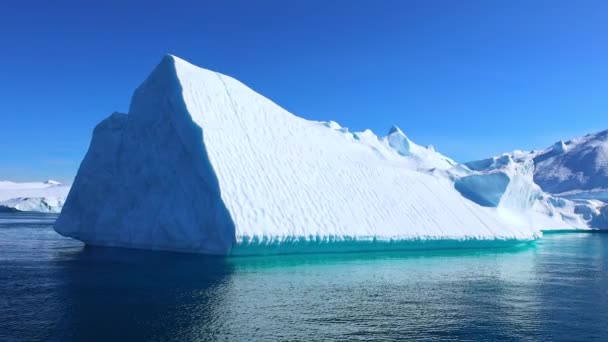 グリーンランドのイリュリサットにあるカンヤフィヨルドとセルメク シュガルク氷河の氷山付近でのボートツアー — ストック動画