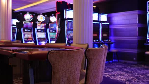 Casinosaal Mit Blackjack Und Spielautomaten Warten Darauf Dass Spieler Und — Stockvideo