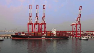 Hayfa, İsrail, 2 Eylül 2023: İsrail 'deki Hayfa limanından kalkan yük konteynırı gemisi ve arka planda tanker kargo gemileri