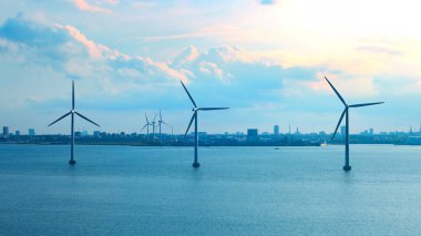 Yenilenebilir enerji rüzgar santrali ve Kopenhag yakınlarındaki Danimarka kıyısı boyunca rüzgar türbinleri.
